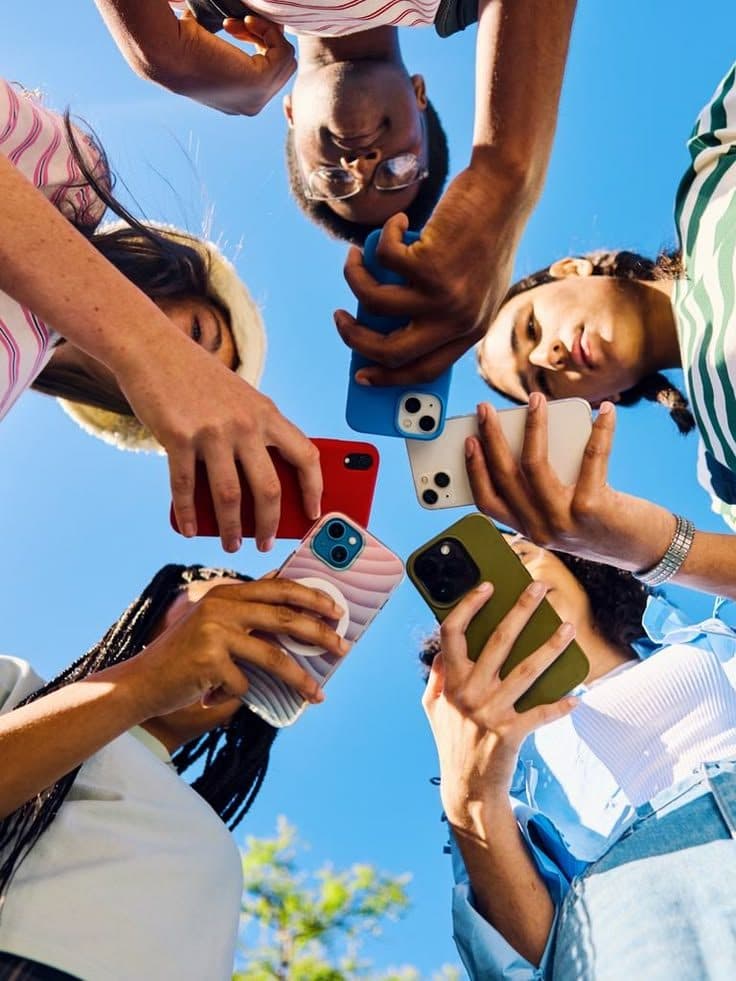 Giovani in cerchio con gli smartphone